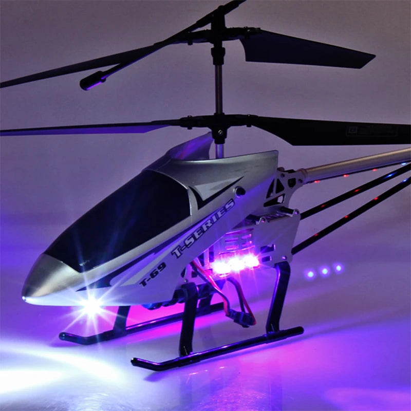 Helicóptero Rc com controle remoto drone ao ar livre.